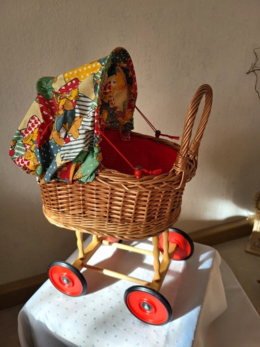 Puppenwagen aus korbgeflecht - puppenwagen,