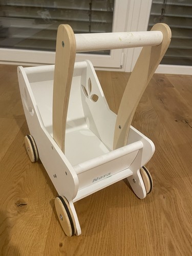 Weißer holzpuppenwagen von - holzpuppenwagen,